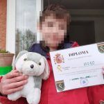 Hugo con su diploma de la Guardia Civil