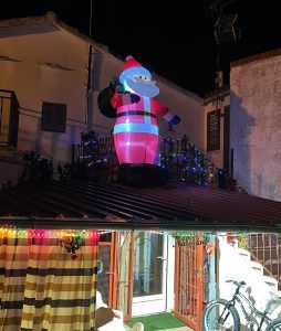 Papá Noel inflable sobre el tejado de la casa de Daniel del Pozo