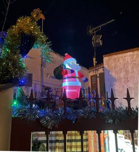Papá Noel inflable sobre el tejado y decoración de la puerta de la casa de Daniel del Pozo