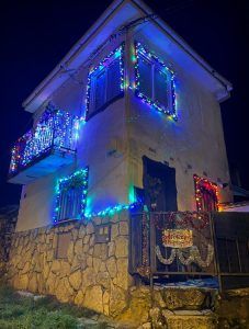 Fachada con luces navideñas de Judit Ojeda