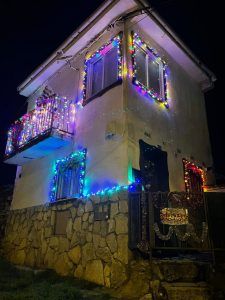 Fachada con luces navideñas de Judit Ojeda, con otros colores