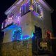 Fachada con luces navideñas de Judit Ojeda, con otros colores