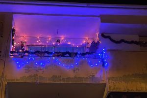 Balcón con luces navideñas de Liliana Patiño