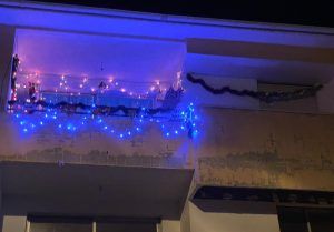 Balcón con luces navideñas de Liliana Patiño