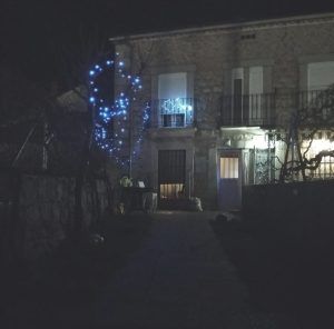 Fachada y árbol decorados con luces navideñas, de Lucía Valencia