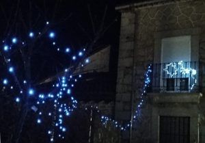 Detalle de la fachada y árbol decorados con luces navideñas, de Lucía Valencia