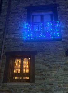 Balcón y ventana con luces navideñas de Luis Mora