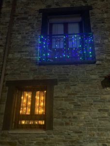 Balcón y ventana con luces navideñas de Luis Mora