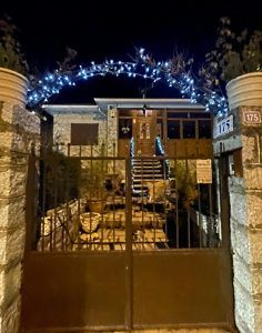 Entrada con decoración navideña en puerta y escaleras de Marisa Álvarez
