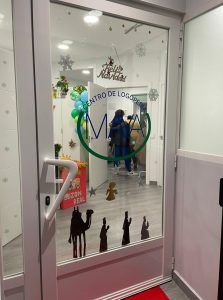 Puerta con cristal del centro Maya adornada con siluetas de los Reyes Magos