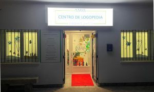 Fachada del centro Maya adornada con siluetas de los Reyes Magos