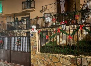 Entrada adornada con motivos navideños de Yaiza González