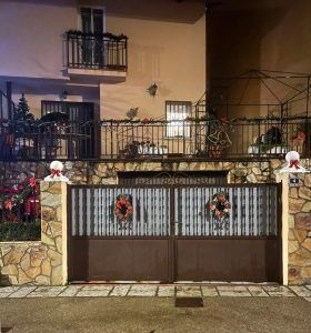 Vista frontal de la entrada adornada con motivos navideños de Yaiza González