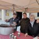 Los vecinos Rosa y Daniel ayudan a repartir el chocolate caliente en el Mercado Navideño