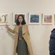 Elena de Andrés, ilustradora, explica su ilustración al alcalde de Lozoyuela, Francisco Díaz Rodríguez